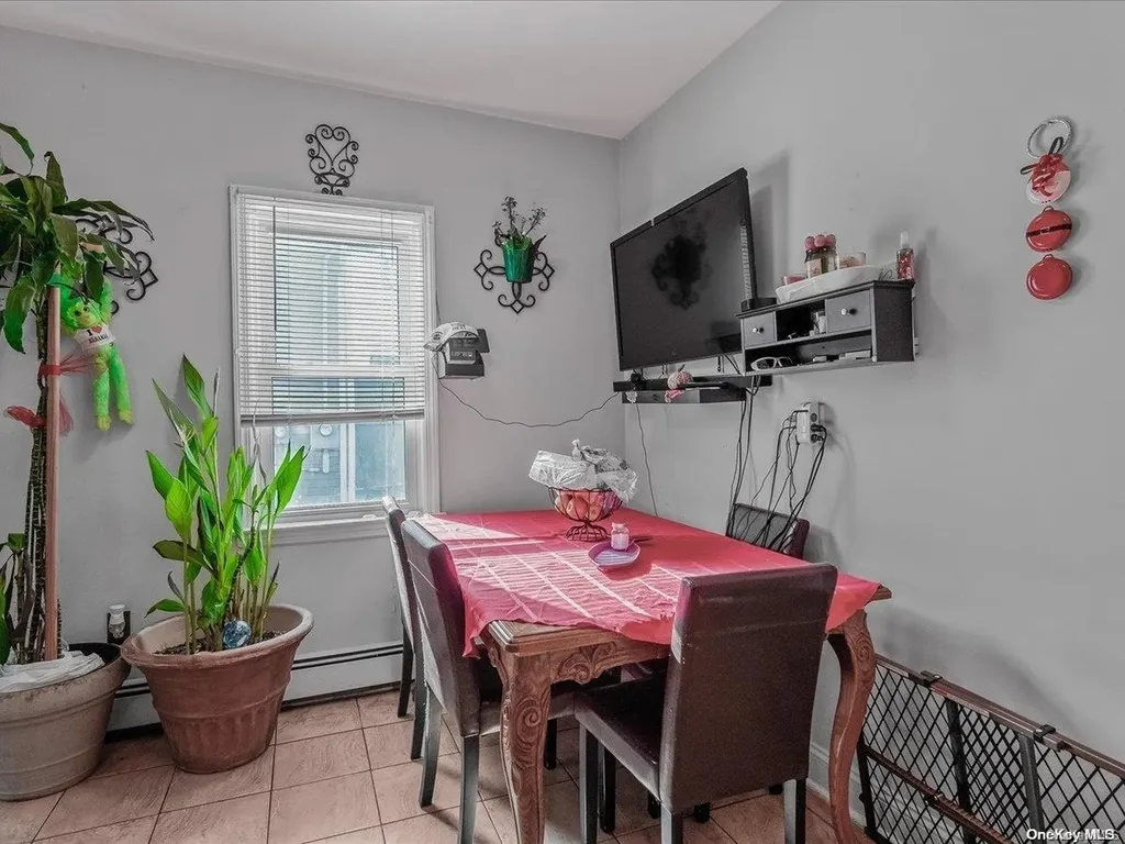 25 Quebec Road Island Park NY 11558
