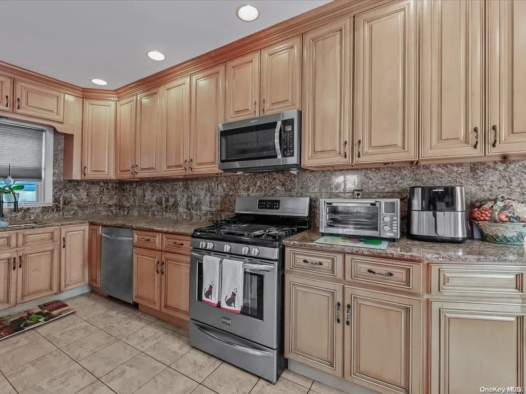 25 Quebec Road Island Park NY 11558