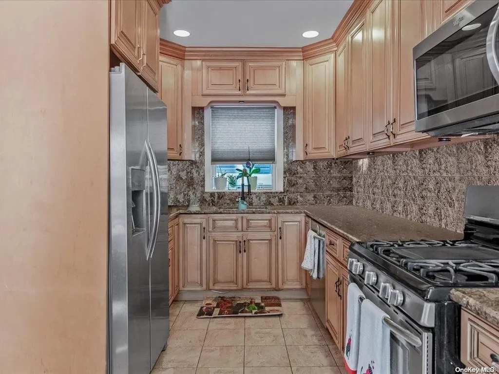 25 Quebec Road Island Park NY 11558