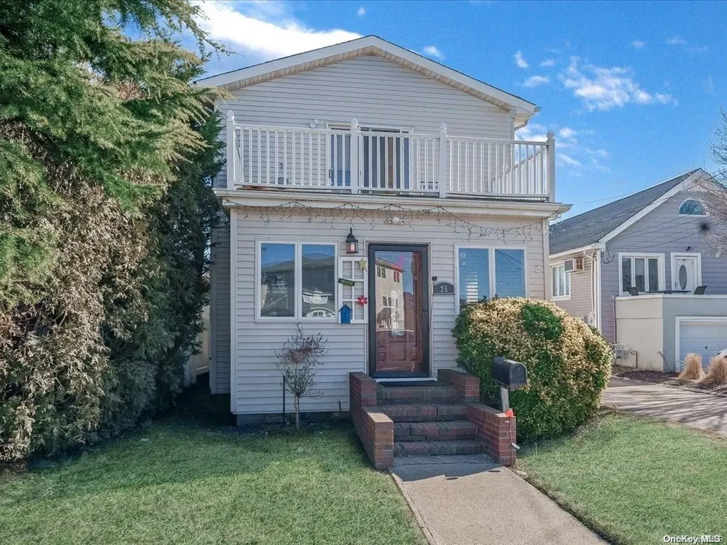 25 Quebec Road Island Park NY 11558
