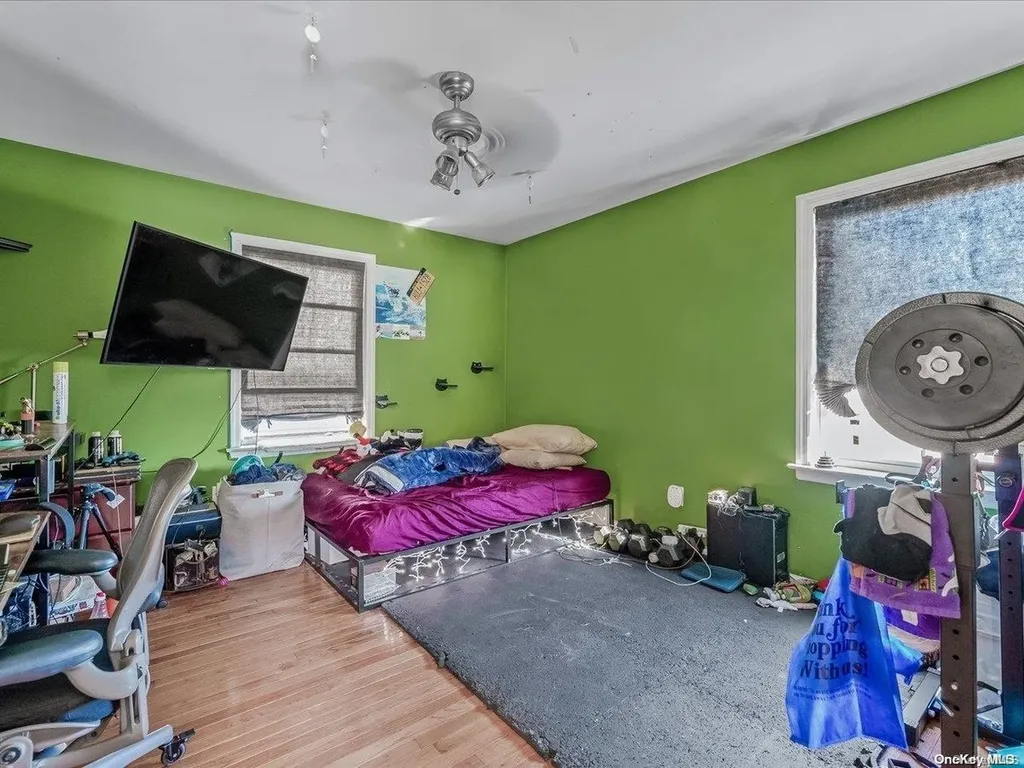 25 Quebec Road Island Park NY 11558