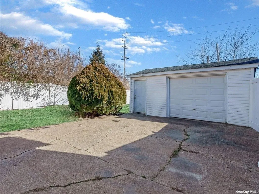 25 Quebec Road Island Park NY 11558