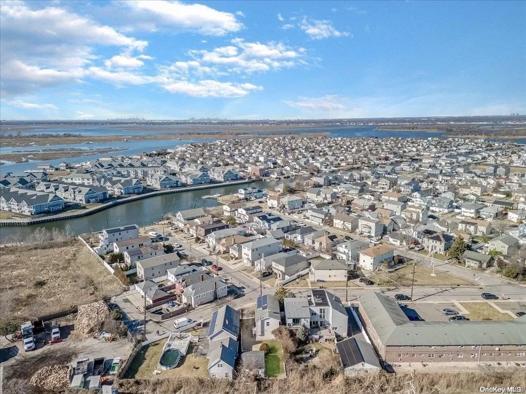 25 Quebec Road Island Park NY 11558
