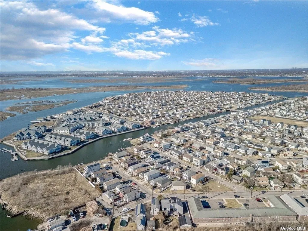 25 Quebec Road Island Park NY 11558