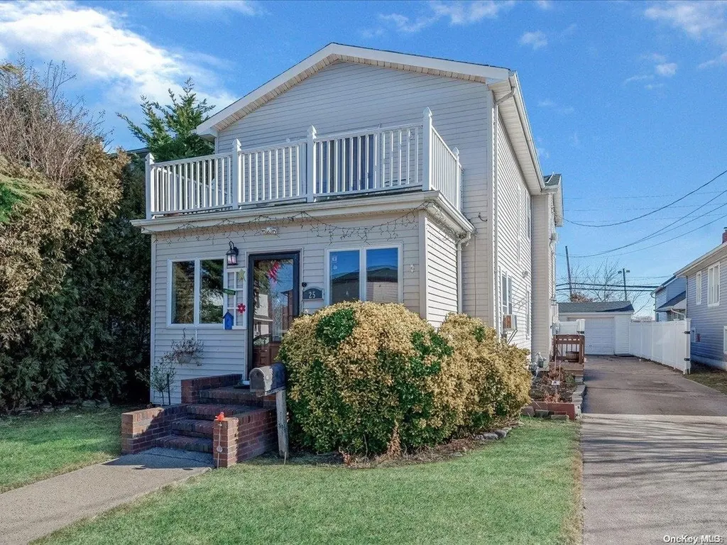 25 Quebec Road Island Park NY 11558
