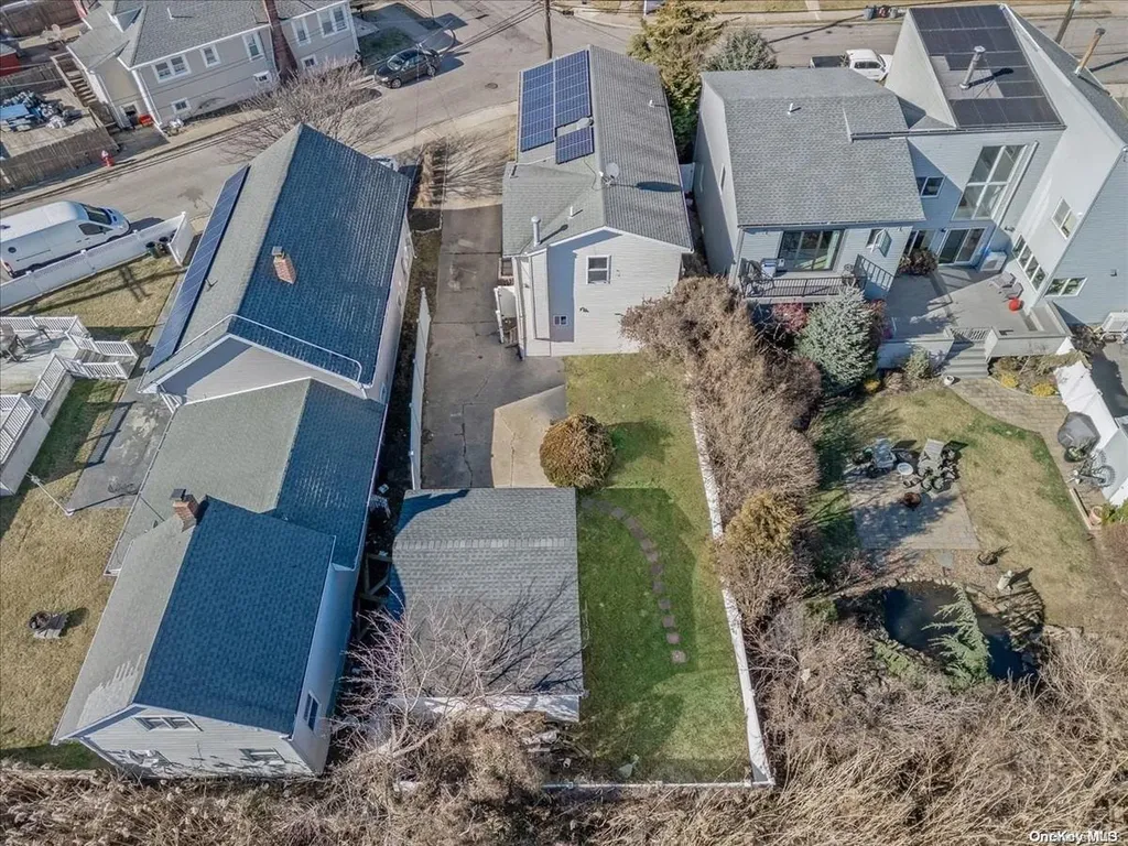 25 Quebec Road Island Park NY 11558