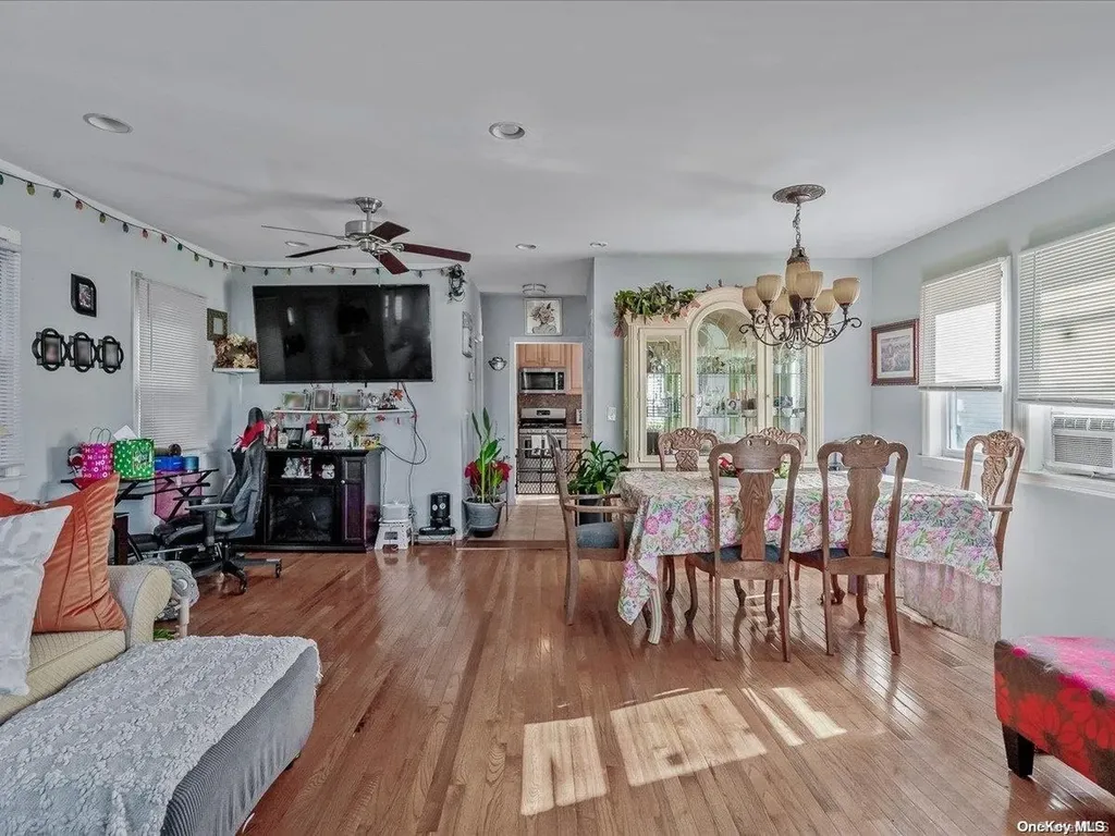 25 Quebec Road Island Park NY 11558