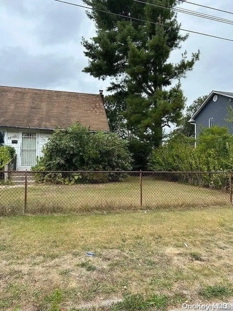 17 21st Avenue Bay Shore NY 11706