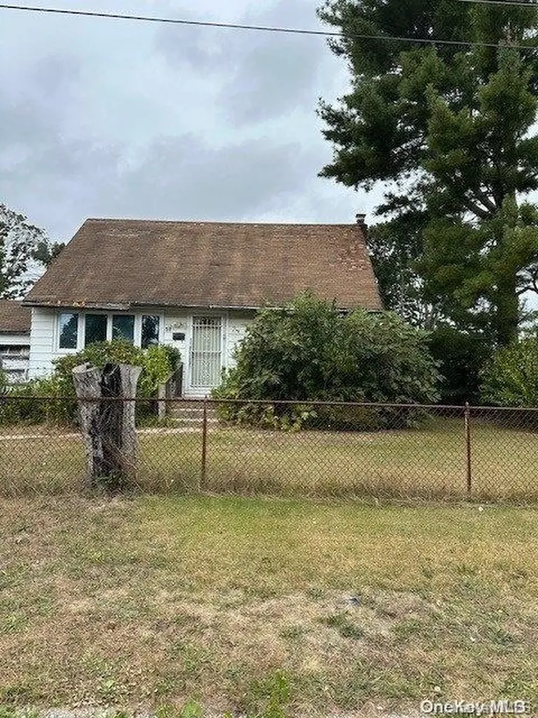 17 21st Avenue Bay Shore NY 11706