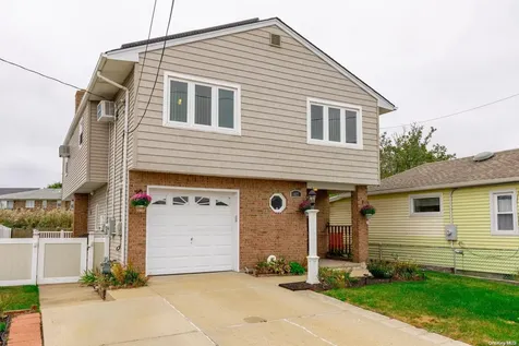 827 Atlantic Street Lindenhurst NY 11757