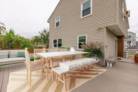 827 Atlantic Street Lindenhurst NY 11757