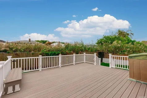 827 Atlantic Street Lindenhurst NY 11757