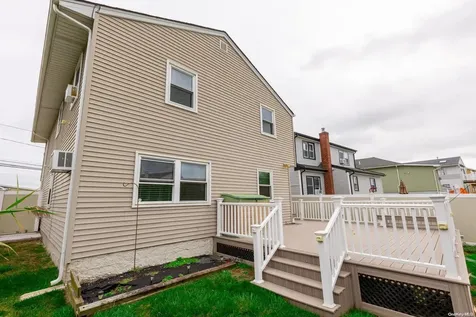 827 Atlantic Street Lindenhurst NY 11757