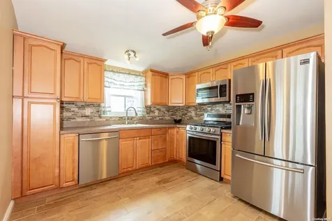 827 Atlantic Street Lindenhurst NY 11757