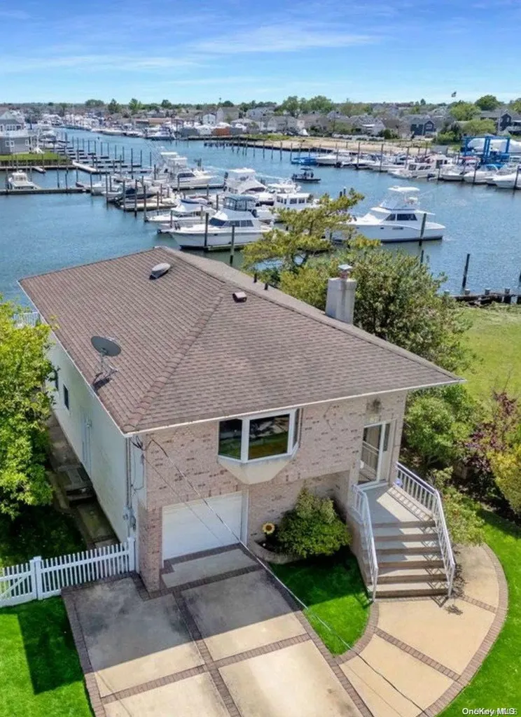 87 W 4th Street Freeport NY 11520
