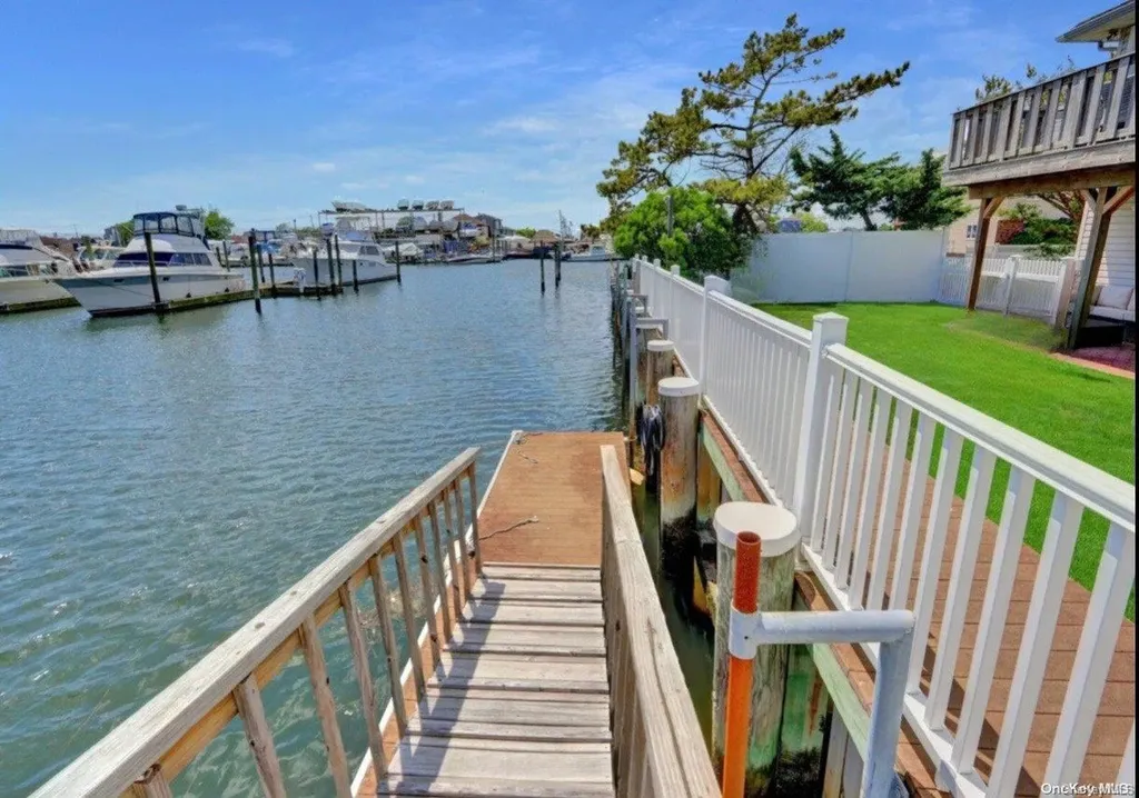 87 W 4th Street Freeport NY 11520