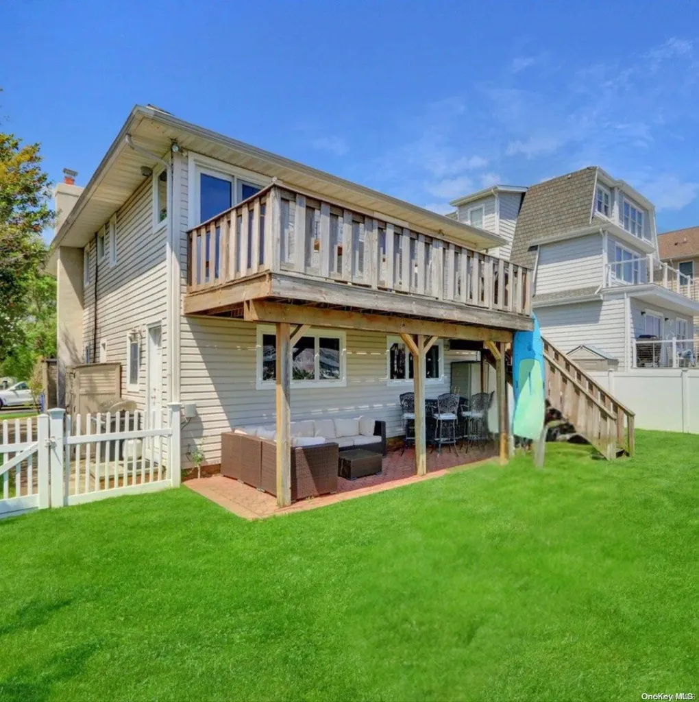 87 W 4th Street Freeport NY 11520