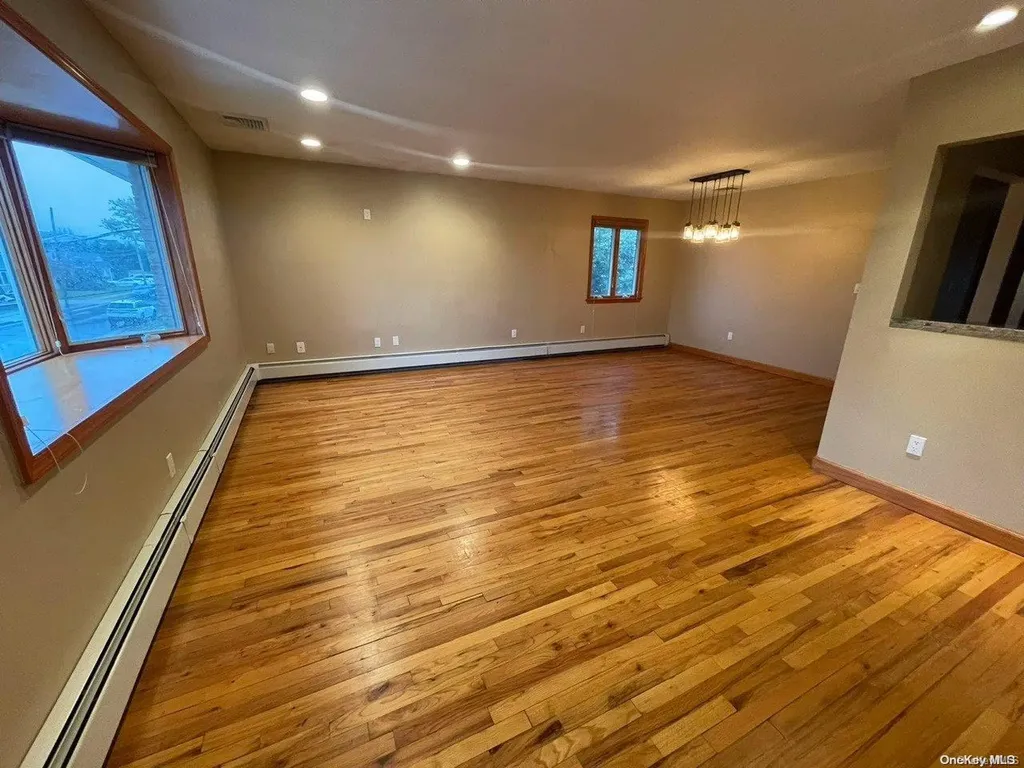 87 W 4th Street Freeport NY 11520