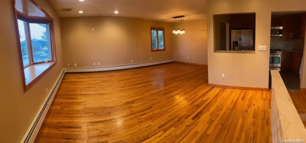 87 W 4th Street Freeport NY 11520