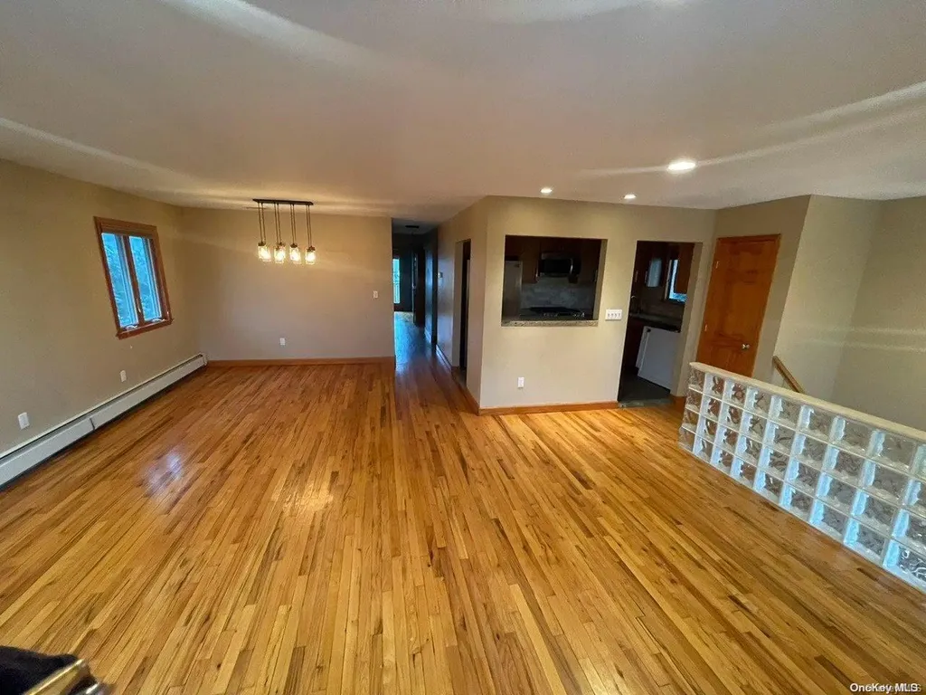87 W 4th Street Freeport NY 11520