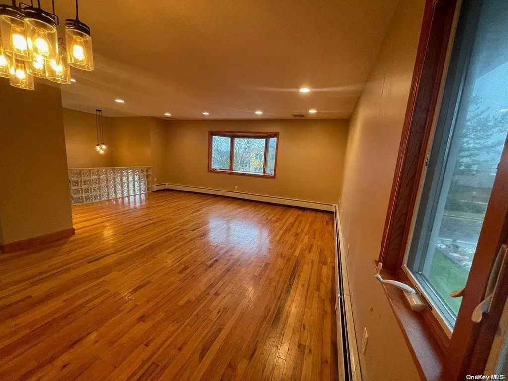 87 W 4th Street Freeport NY 11520