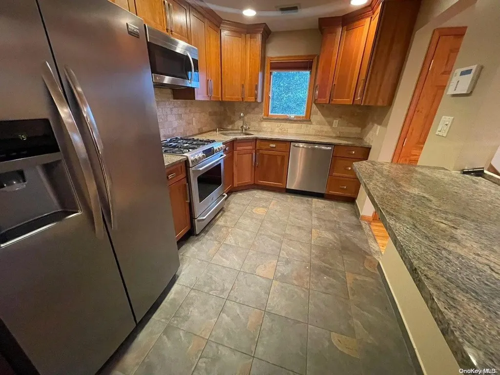 87 W 4th Street Freeport NY 11520