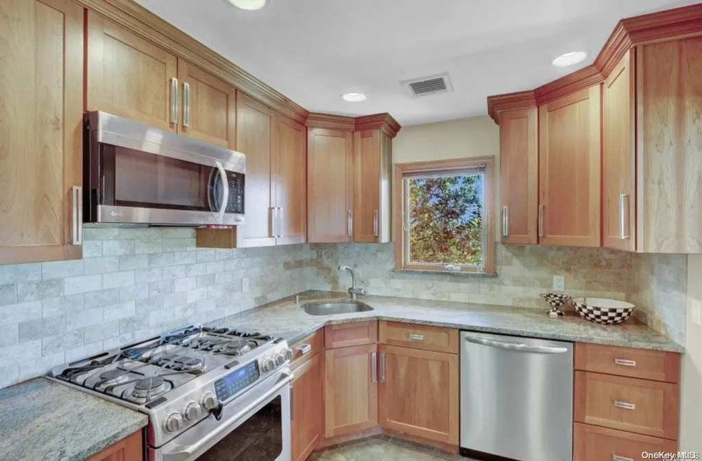 87 W 4th Street Freeport NY 11520