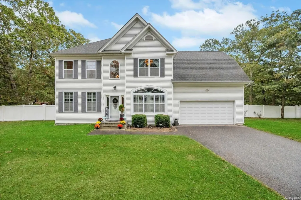 7 Horstead Court Yaphank NY 11980