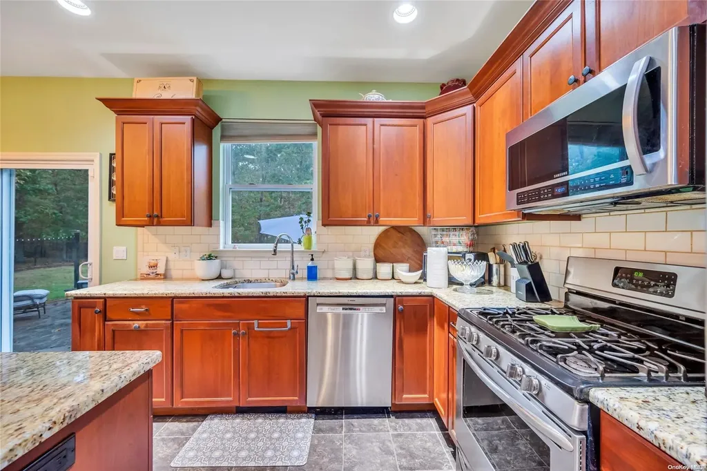 7 Horstead Court Yaphank NY 11980