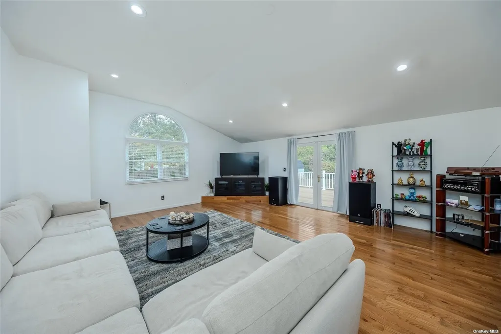 3 Ferrick Avenue Medford NY 11763