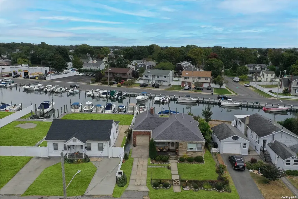 768 S Hickory Street Lindenhurst NY 11757