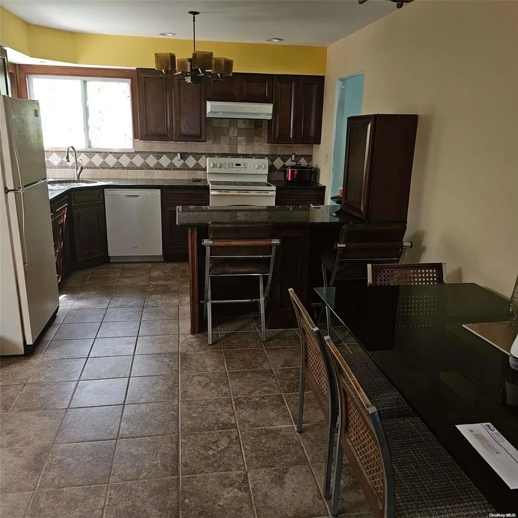 350 Lexington Avenue West Babylon NY 11704
