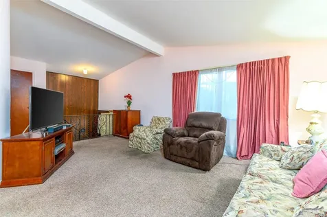 164 Davenport Street Lindenhurst NY 11757