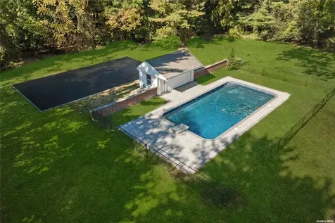 479 Woodbury Road Cold Spring Harbor NY 11724