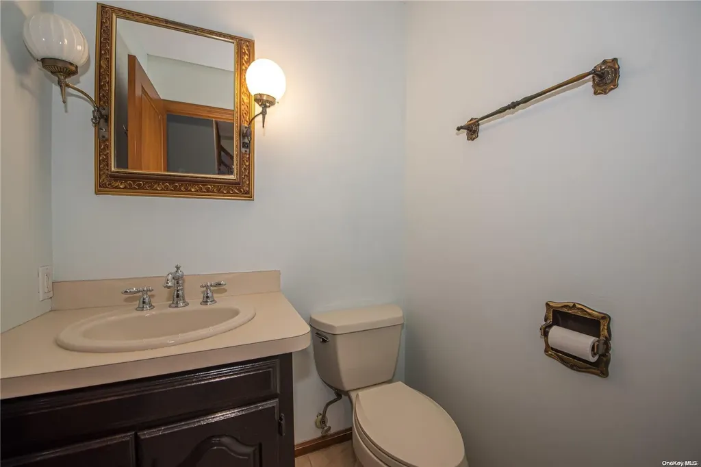 253 Helm Lane Bay Shore NY 11706