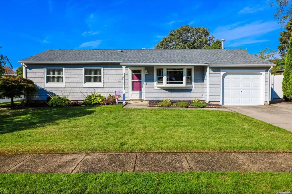 116 Glenmere Way Holbrook NY 11741