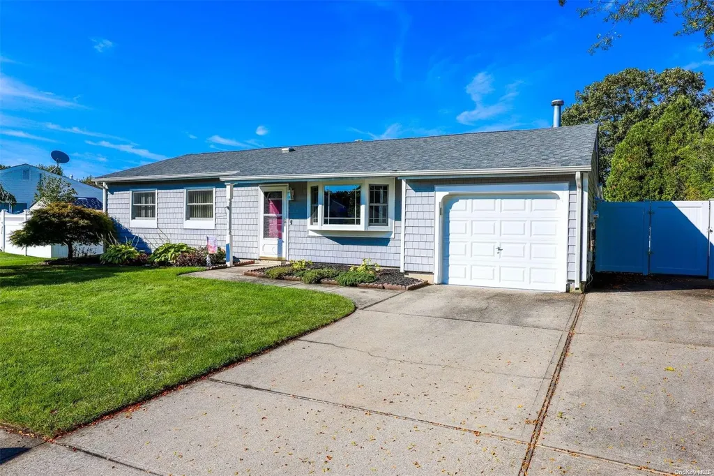 116 Glenmere Way Holbrook NY 11741
