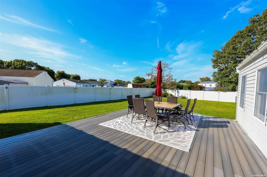 116 Glenmere Way Holbrook NY 11741