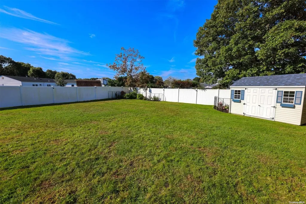 116 Glenmere Way Holbrook NY 11741