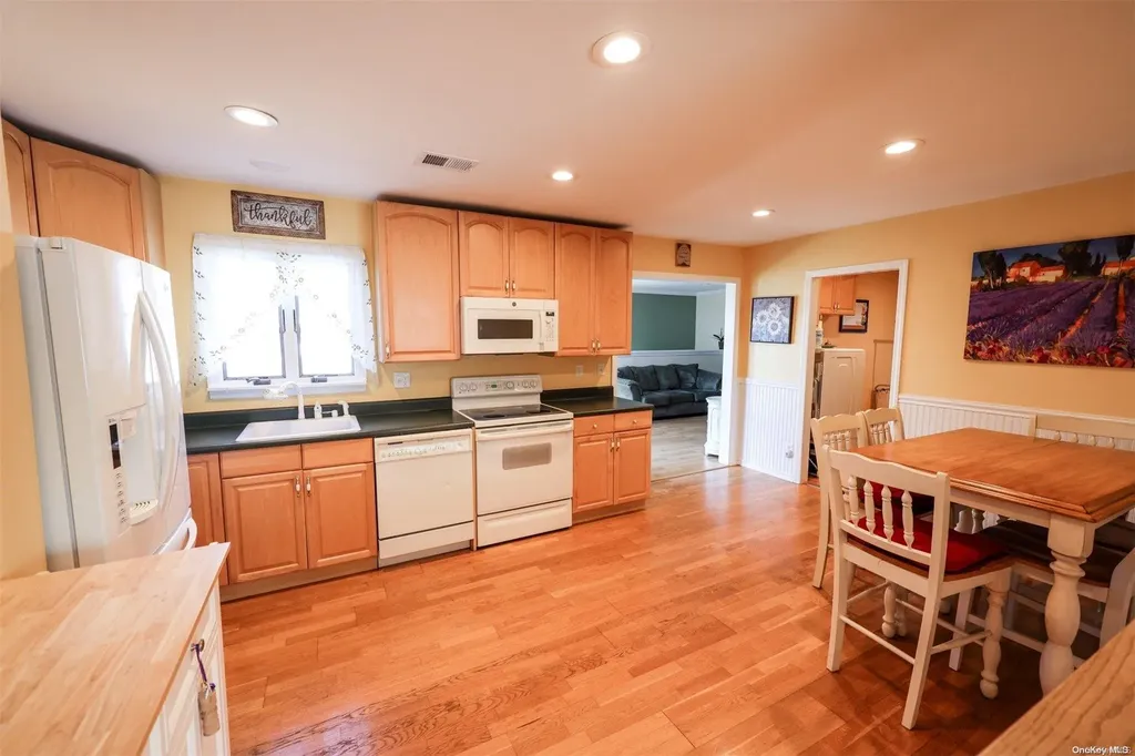 116 Glenmere Way Holbrook NY 11741