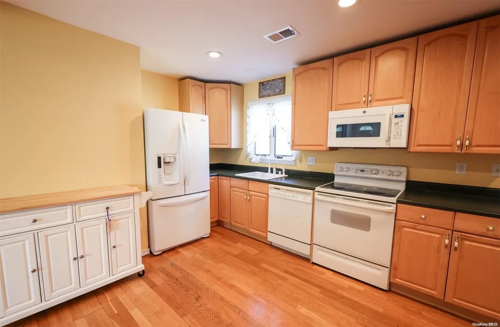 116 Glenmere Way Holbrook NY 11741