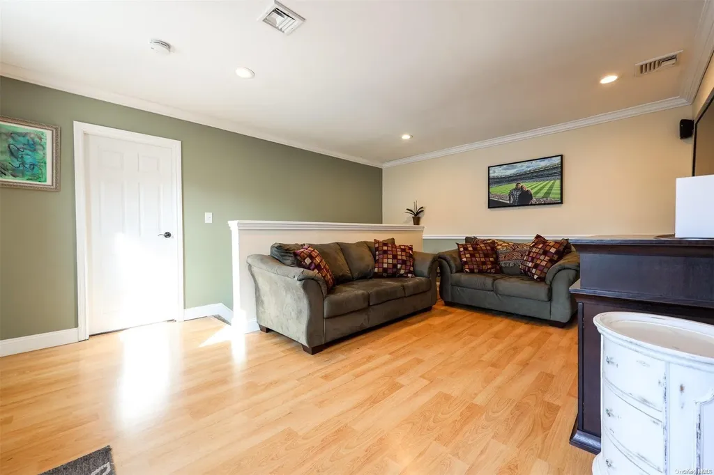 116 Glenmere Way Holbrook NY 11741