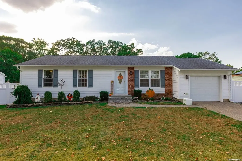 8 Sequoia Way Holbrook NY 11741
