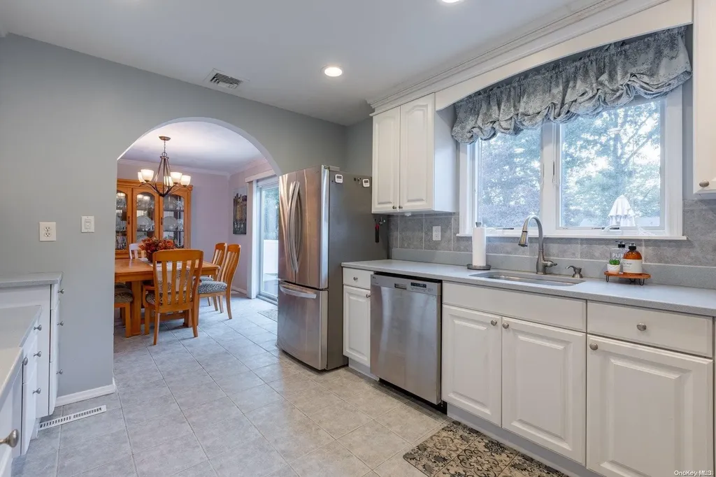 8 Sequoia Way Holbrook NY 11741