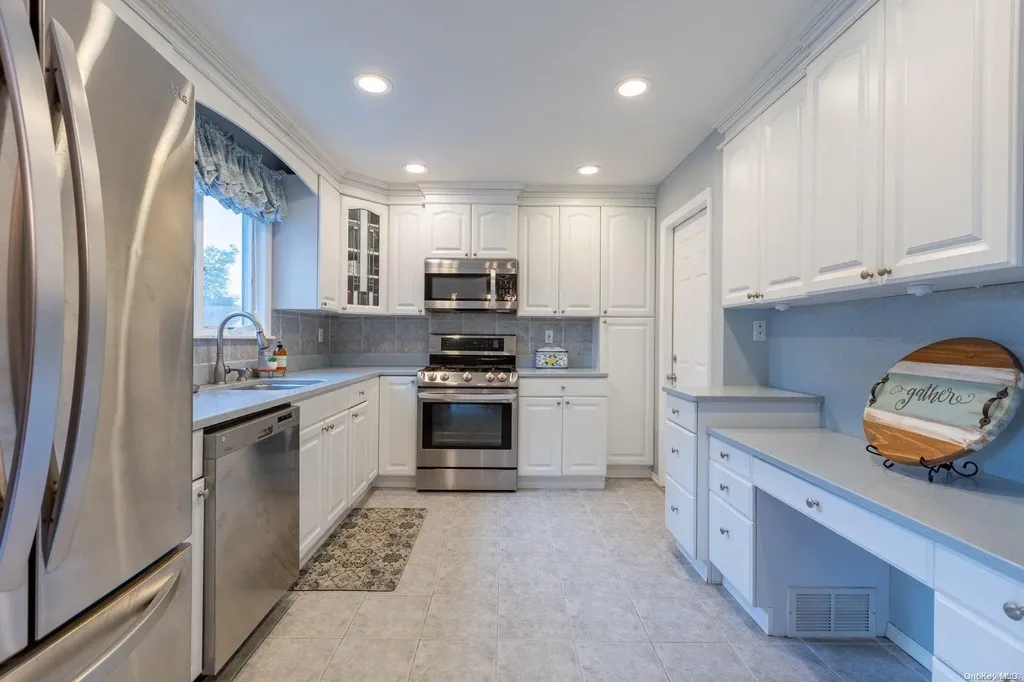 8 Sequoia Way Holbrook NY 11741