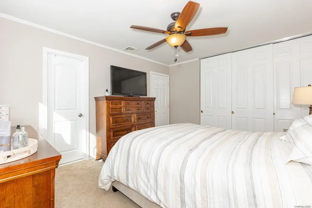 8 Sequoia Way Holbrook NY 11741