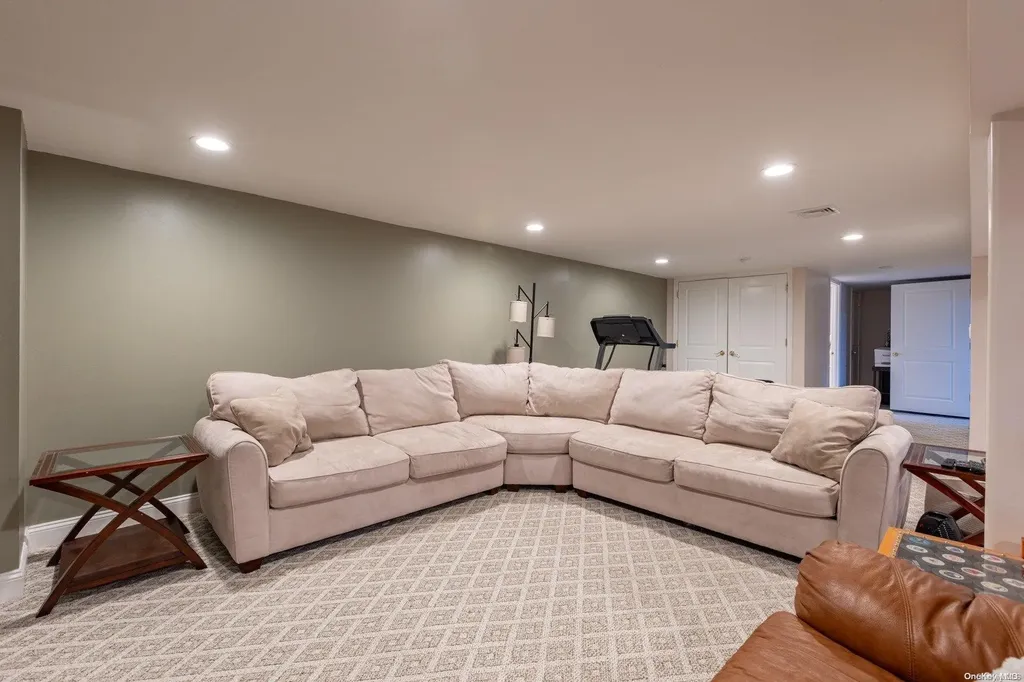 8 Sequoia Way Holbrook NY 11741
