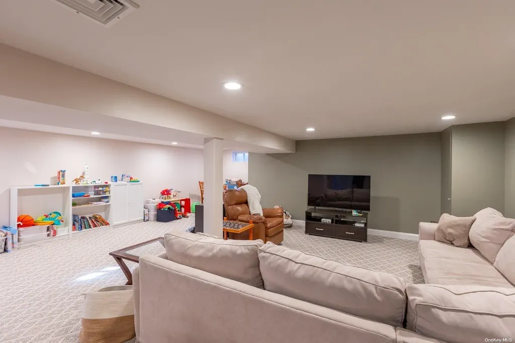 8 Sequoia Way Holbrook NY 11741
