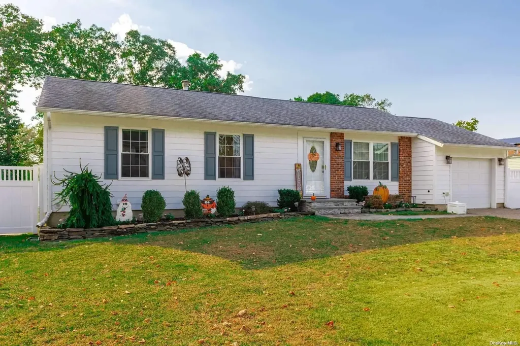 8 Sequoia Way Holbrook NY 11741