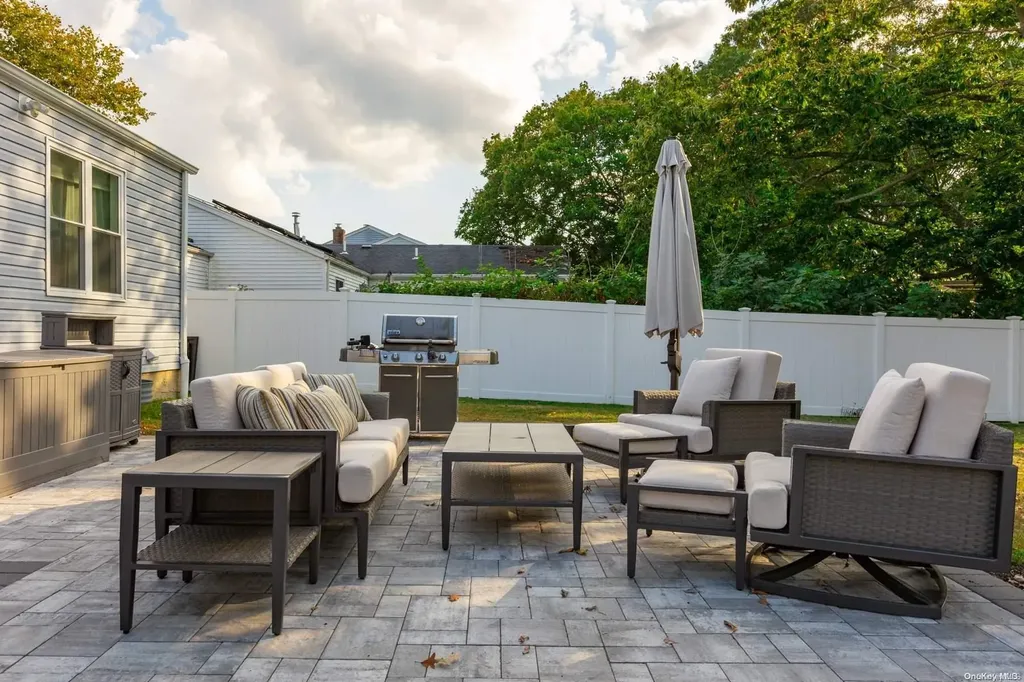 8 Sequoia Way Holbrook NY 11741